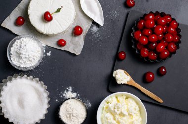 Süt ürünleri, un, şeker ve siyah arka plan, kopya alanı üzerinde kiraz