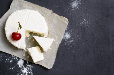 Süzme peynir, koyu arka plan üzerinde Ricotta peyniri
