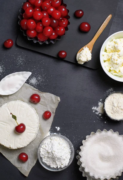 Süt ürünleri, un, şeker ve siyah arka plan, kopya alanı üzerinde kiraz