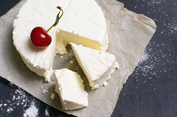 Süzme peynir, koyu arka plan üzerinde Ricotta peyniri