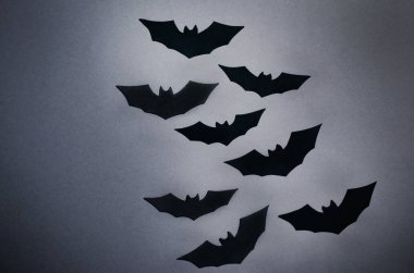 Cadılar Bayramı koyu arka plan üzerinde siyah yarasalar tatil sembolü