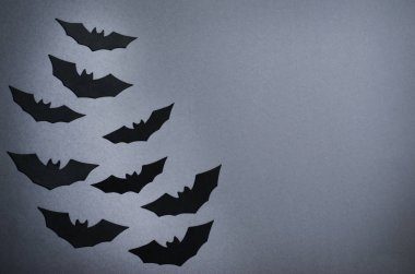 Cadılar Bayramı koyu arka plan üzerinde siyah yarasalar tatil sembolü