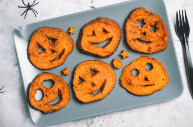 Kavrulmuş patates komik oyma yüzler, çocuklar için Halloween sembol yaratıcı yiyecekler