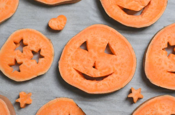 Tatlı patates komik oyma yüzler, çocuklar için Halloween sembol yaratıcı yiyecekler