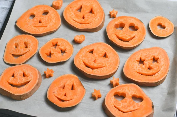 Tatlı patates komik oyma yüzler, çocuklar için Halloween sembol yaratıcı yiyecekler