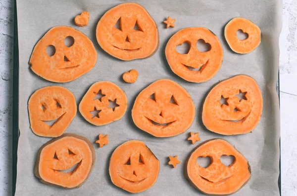 Tatlı patates komik oyma yüzler, çocuklar için Halloween sembol yaratıcı yiyecekler