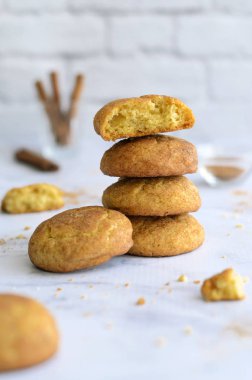 Taze pişmiş tarçınlı kurabiye, ev yapımı Snickerdoodle çerezleri parlak zemin üzerine