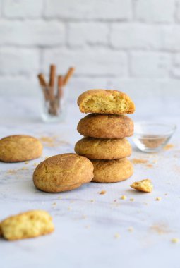 Taze pişmiş tarçınlı kurabiye, ev yapımı Snickerdoodle çerezleri parlak zemin üzerine
