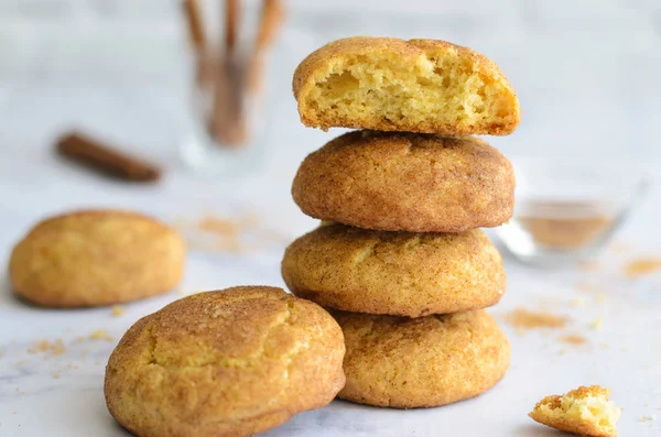 Nybakade Kanel Cookies Hemmagjord Snickerdoodle Cookies Ljus Bakgrund — Stockfoto