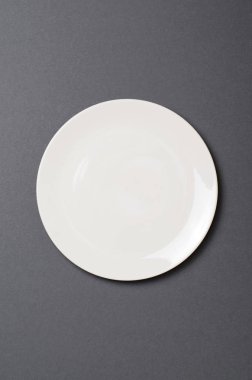 Gri artalanları, boş alanı, gıda kavramı üzerinde boş beyaz tabak üstten görünüm