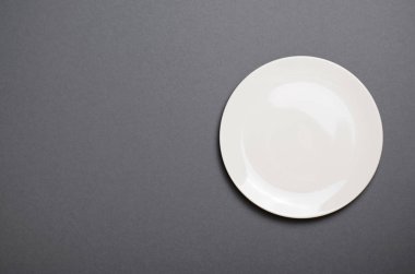 Gri artalanları, boş alanı, gıda kavramı üzerinde boş beyaz tabak üstten görünüm