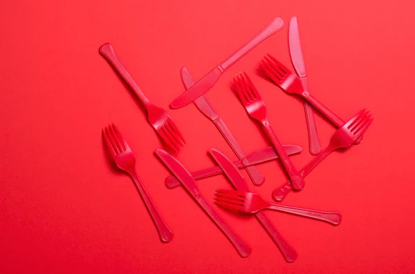 Kırmızı Çatal Bıçaklar Parlak Turuncu Arka Plan Kişilik Çatal Bıçak — Stok fotoğraf