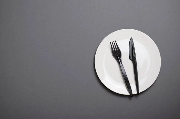 灰色の背景 空スペース 食品のコンセプトに空の白いプレート上面 — ストック写真