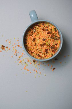 Mercimek ve Bulgur Mix kuru otlar ve baharatlar gri arka plan üzerinde