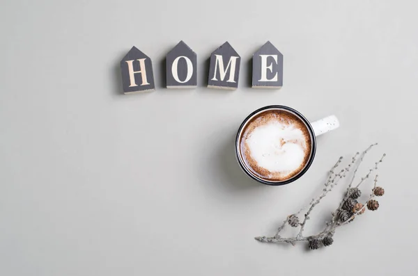 杯咖啡与奶油在明亮的米色背景 咖啡杯 家庭舒适的概念 — 图库照片