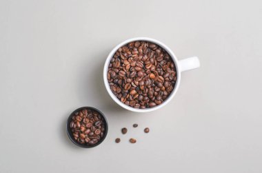 Kahve çekirdekleri kupa kahve kavramı parlak bej renkli arka plan üzerinde