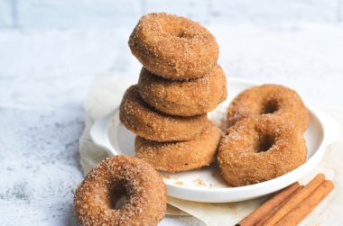 Tarçınlı çörek, taze pişmiş ev yapımı çörek şeker ve tarçın karışımı kaplı