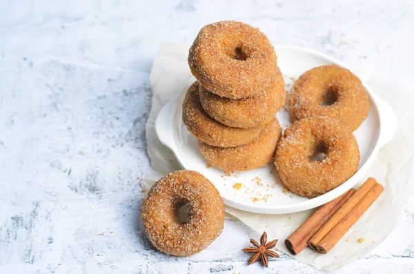 Donuts Canela Donas Caseras Recién Horneadas Cubiertas Azúcar Mezcla Canela —  Fotos de Stock