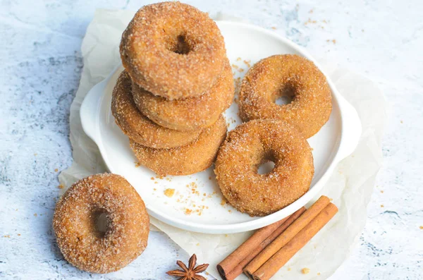 Donuts Canela Donas Caseras Recién Horneadas Cubiertas Azúcar Mezcla Canela —  Fotos de Stock