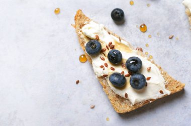 Böğürtlenli tost, çilek, krem peynir keten tohumu ve akçaağaç şurubu tatlı, organik sağlıklı yemek