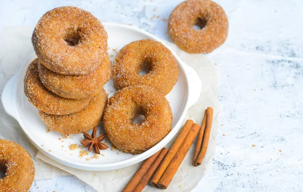 Donuts Canela Donas Caseras Recién Horneadas Cubiertas Azúcar Mezcla Canela —  Fotos de Stock