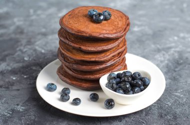 Blueberry gri arka plan üzerinde ev yapımı tatlı, lezzetli tatlı kahvaltı ile çikolatalı kek