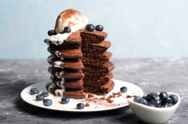 Yaban mersini ve gri arka plan, ev yapımı tatlı, lezzetli tatlı kahvaltı dondurma çikolatalı krep