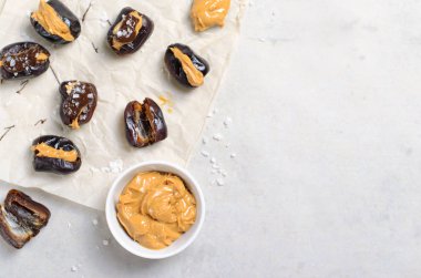 Fıstık ezmesi dolum, koyu çikolata ve deniz tuzu, ev yapımı Vegan Snack Tatlı tarihleri