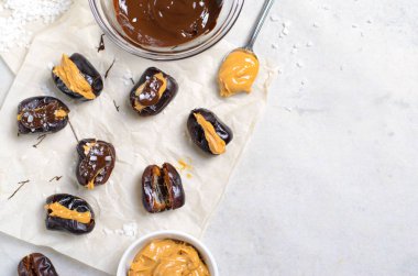 Fıstık ezmesi dolum, koyu çikolata ve deniz tuzu, ev yapımı Vegan Snack Tatlı tarihleri