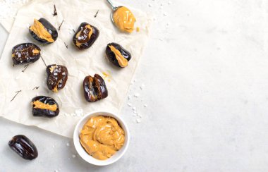 Fıstık ezmesi dolum, koyu çikolata ve deniz tuzu, ev yapımı Vegan Snack Tatlı tarihleri