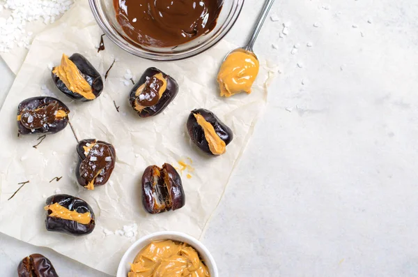 Fıstık ezmesi dolum, koyu çikolata ve deniz tuzu, ev yapımı Vegan Snack Tatlı tarihleri