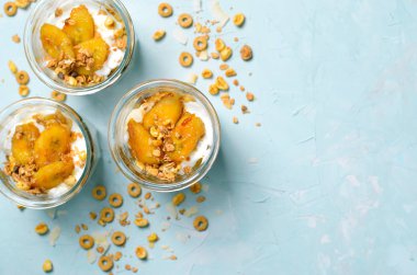 Granola ve yoğurt, ev yapımı tatlı, sağlıklı kahvaltı Karamelize Muz parfe