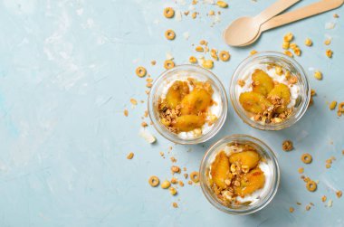 Granola ve yoğurt, ev yapımı tatlı, sağlıklı kahvaltı Karamelize Muz parfe