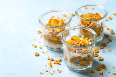 Granola ve yoğurt, ev yapımı tatlı, sağlıklı kahvaltı Karamelize Muz parfe