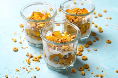 Granola ve yoğurt, ev yapımı tatlı, sağlıklı kahvaltı Karamelize Muz parfe