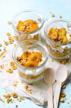 Granola ve yoğurt, ev yapımı tatlı, sağlıklı kahvaltı Karamelize Muz parfe