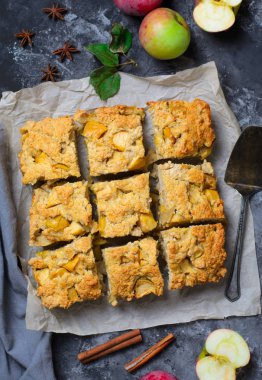 Taze pişmiş elma pasta, ev yapımı ekmek parçalara
