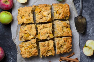 Taze pişmiş elma pasta, ev yapımı ekmek parçalara