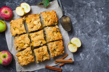 Taze pişmiş elma pasta, ev yapımı ekmek parçalara