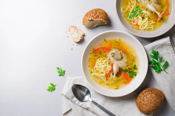 Bıldırcın şehriye çorbası, erişte ve sebze ile ekmek rulo, konfor gıda hizmet ile ev yapımı et suyu