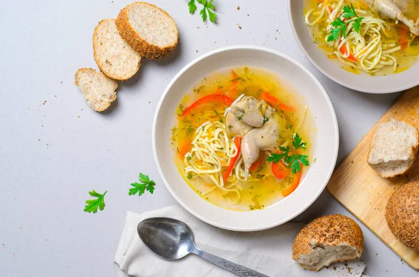 鹌鹑面条汤 自制的面条和蔬菜汤 配面包卷 舒适食品 — 图库照片
