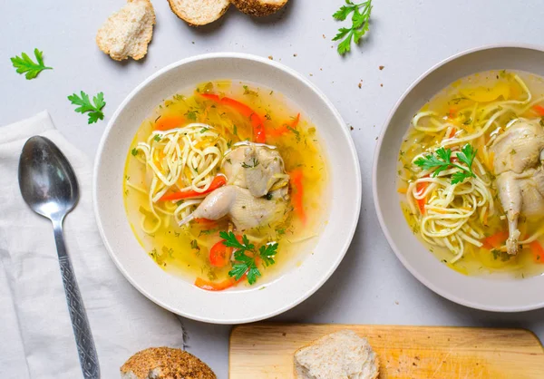 Bıldırcın şehriye çorbası, erişte ve sebze ile ekmek rulo, konfor gıda hizmet ile ev yapımı et suyu