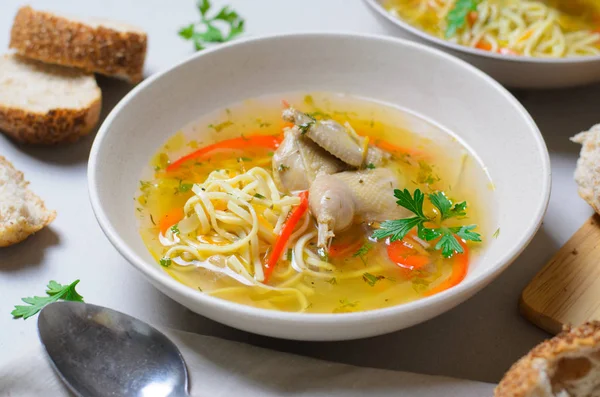 Bıldırcın şehriye çorbası, erişte ve sebze ile ekmek rulo, konfor gıda hizmet ile ev yapımı et suyu