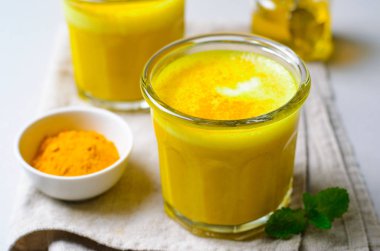 Zerdeçal Latte, altın süt, çay, Sağlıklı Vegan tarçın ve baharatlar ile içmek