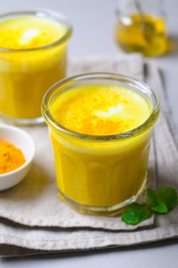 Zerdeçal Latte, altın süt, çay, Sağlıklı Vegan tarçın ve baharatlar ile içmek