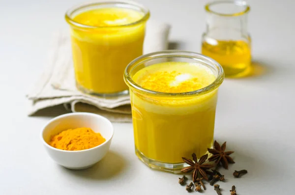 Kurkuma Latte Arany Tej Tea Egészséges Vegán Inni Fahéj Fűszerek — Stock Fotó