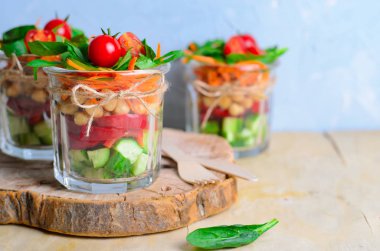 Sağlıklı ev yapımı kavanoz salata salatalık, biber, nohut, havuç, ıspanak ve kiraz domates, yeme, Vejetaryen yiyecekler, piknik fikir Vegan detoks