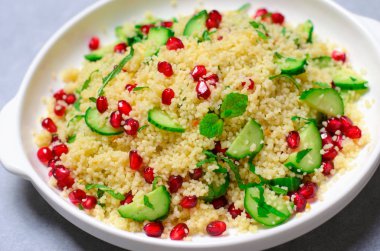 Nar, nane ve salatalık, sağlıklı ev yapımı yiyecek, Vegan Yemek kuskus salatası