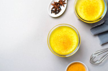 Zerdeçal Latte, altın süt, çay, Sağlıklı Vegan tarçın ve baharatlar ile içmek