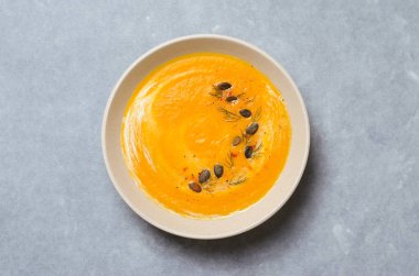 Krema, dereotu ve kabak çekirdeği, lezzetli yemek, üstten görünüm ile kabak çorbası